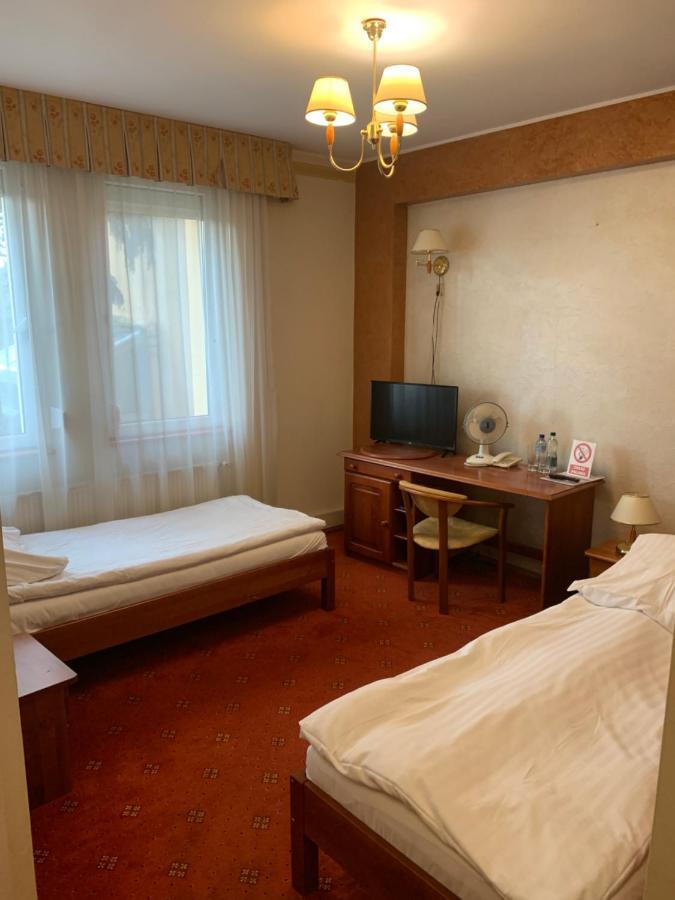 Hotel Diament Rawicz Exterior foto