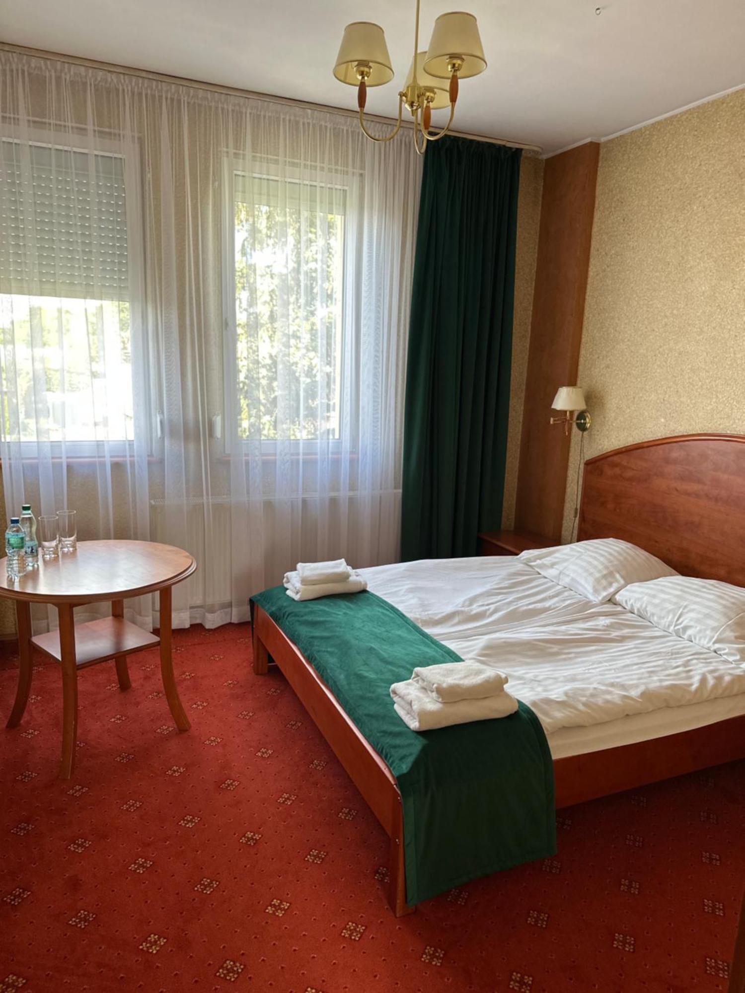 Hotel Diament Rawicz Exterior foto